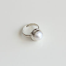 SILVER PEARL RING / STERLING SILVER RING / WOMENS RING